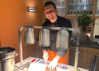 Manuel beim Schneiden von Roastbeef